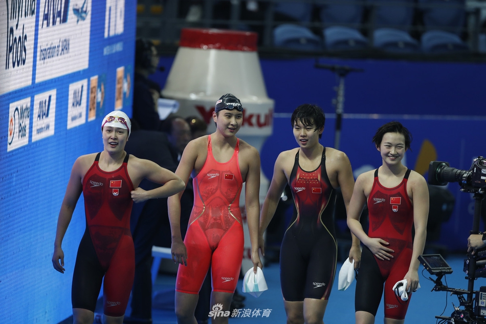 新浪直击中国女子接力夺冠