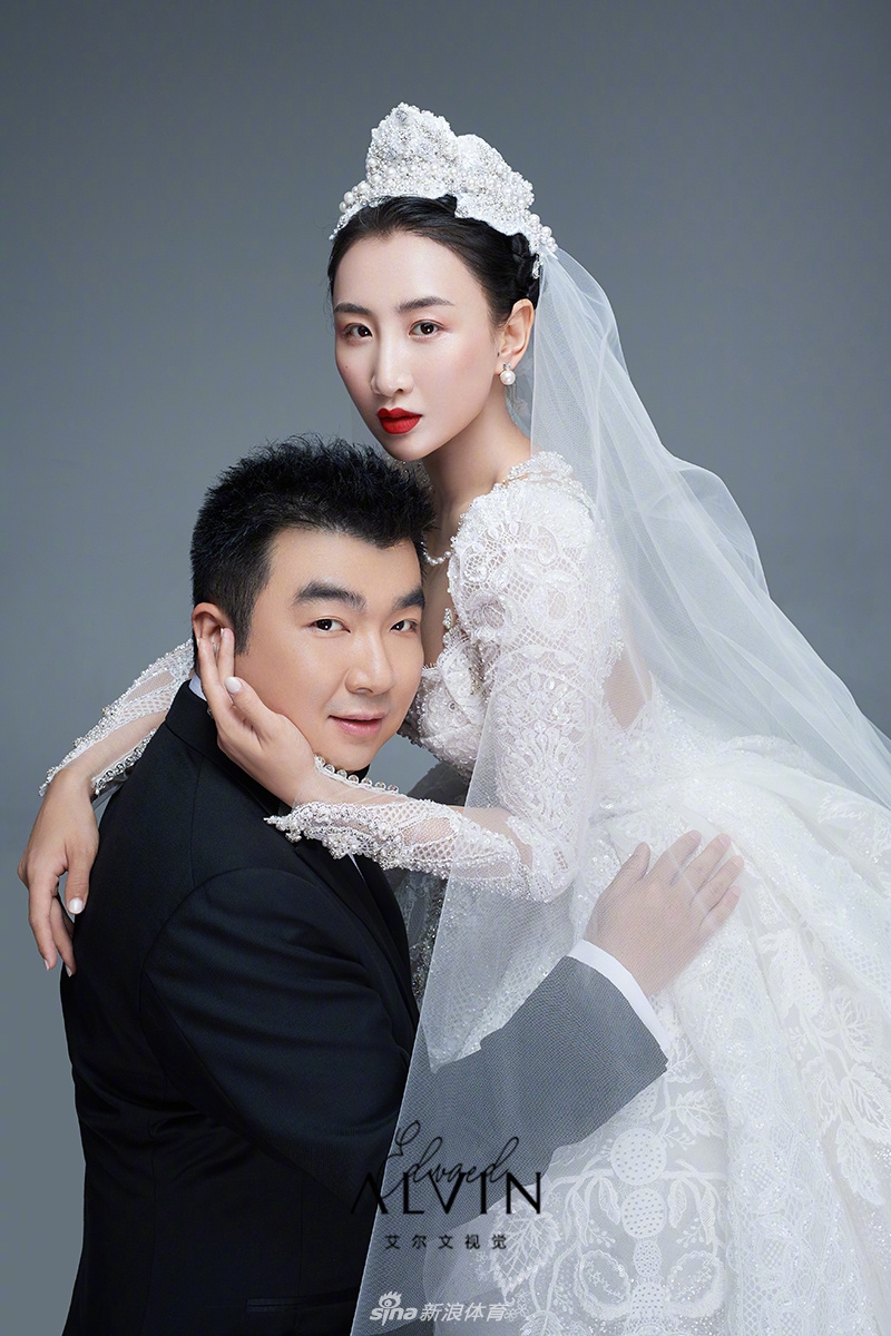 蹦床公主何雯娜晒婚纱照