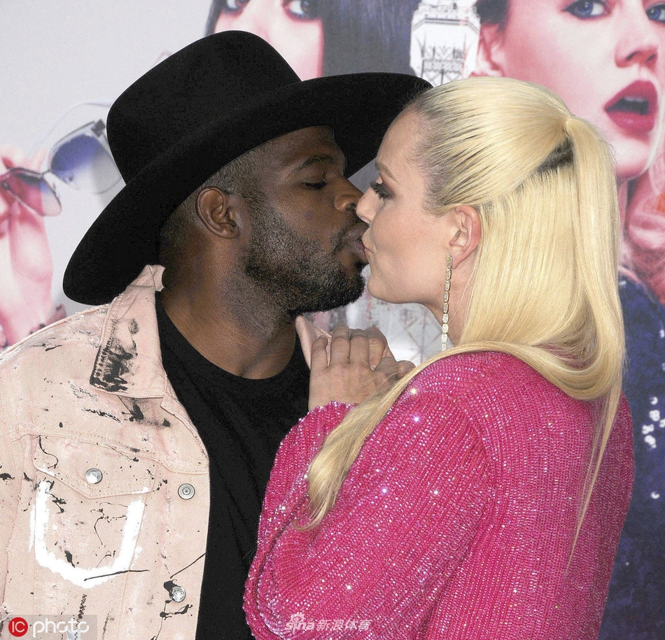 滑雪女神沃恩宣布与黑人球星订婚