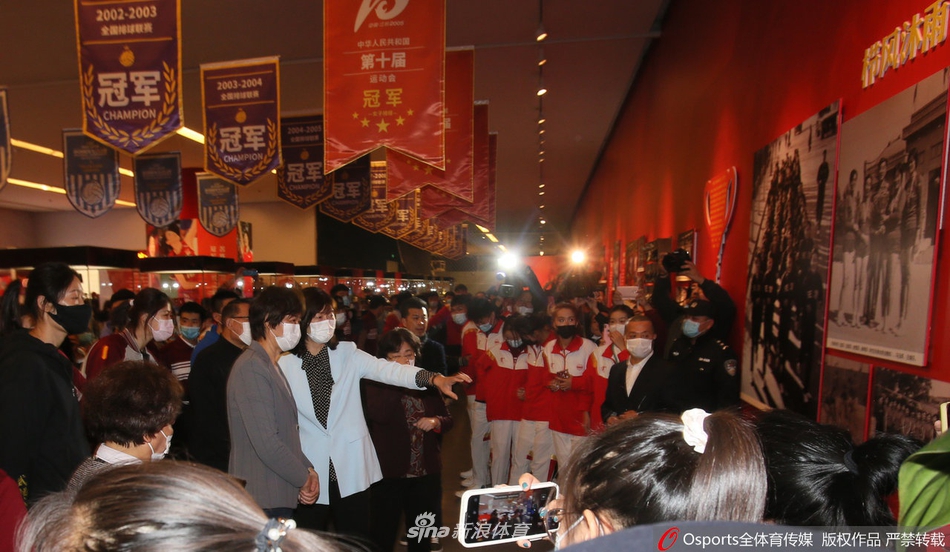 郎平参观《国家荣誉―中国女排精神展》