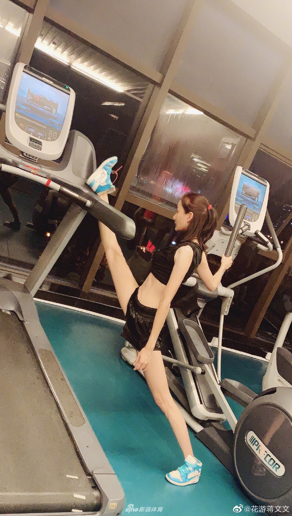 花游美女蒋文文健身照 腿部线条绝了