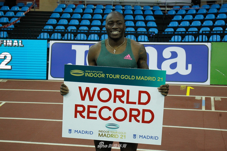 霍洛威打破男子60米栏世界纪录