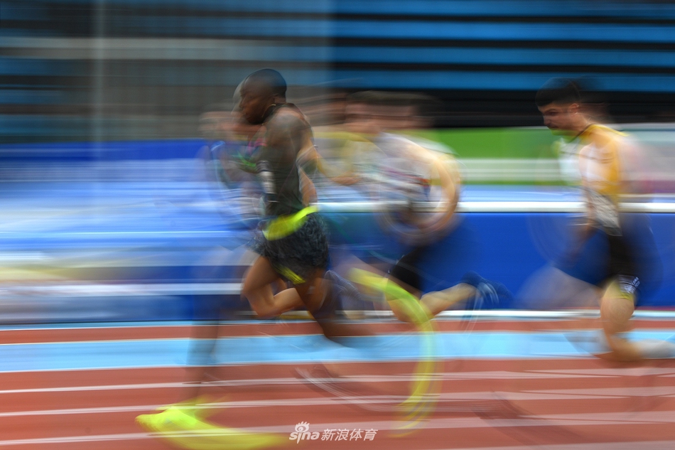 霍洛威打破男子60米栏世界纪录