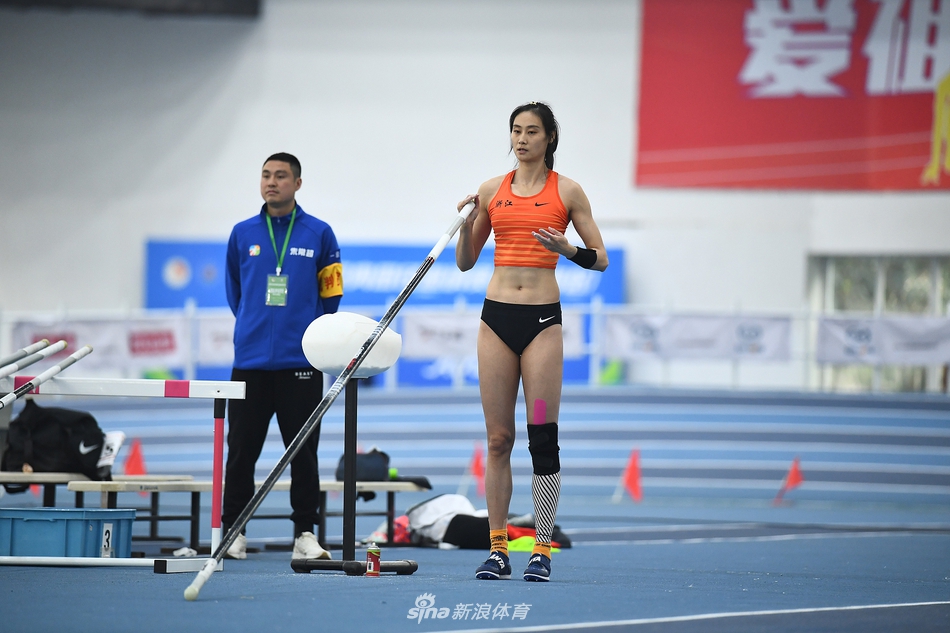 室内田径邀请赛 李玲撑杆跳高夺冠