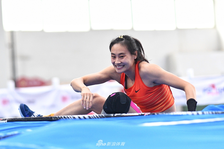 室内田径邀请赛 李玲撑杆跳高夺冠