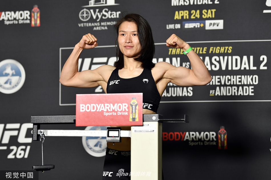 张伟丽亮相UFC261称重仪式