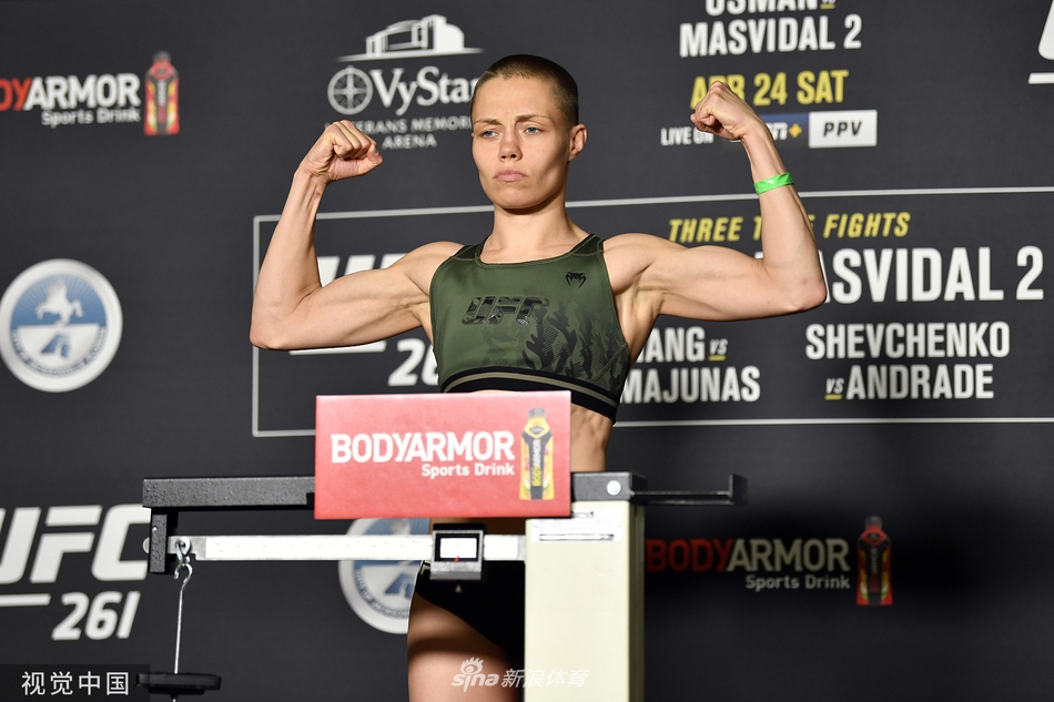 张伟丽亮相UFC261称重仪式
