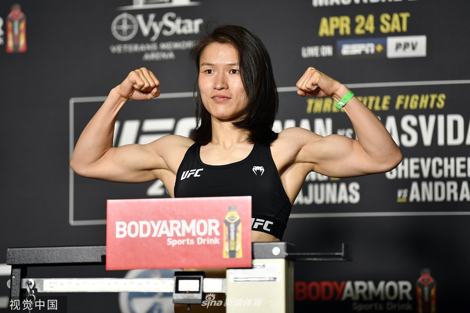 张伟丽亮相UFC261称重仪式
