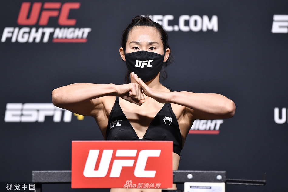 闫晓楠亮相UFC格斗之夜称重仪式