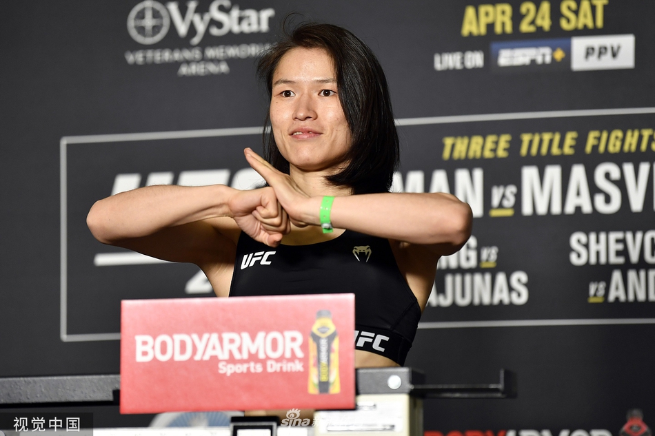 张伟丽亮相UFC261称重仪式