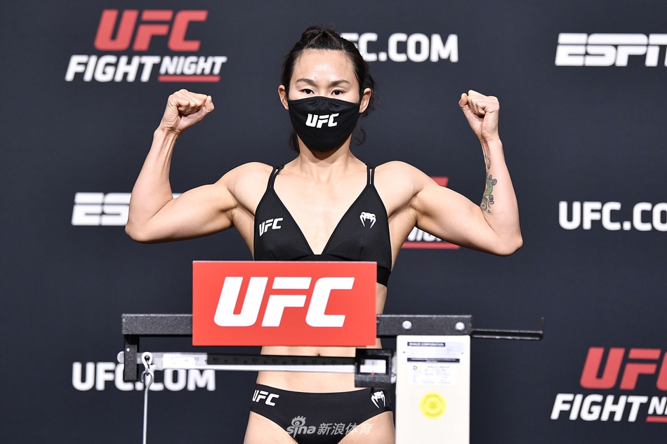 闫晓楠亮相UFC格斗之夜称重仪式