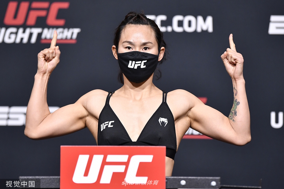 闫晓楠亮相UFC格斗之夜称重仪式