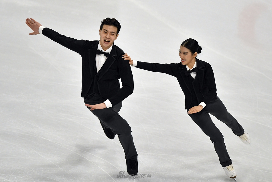 世锦赛王诗h/柳鑫宇演绎《卓别林》