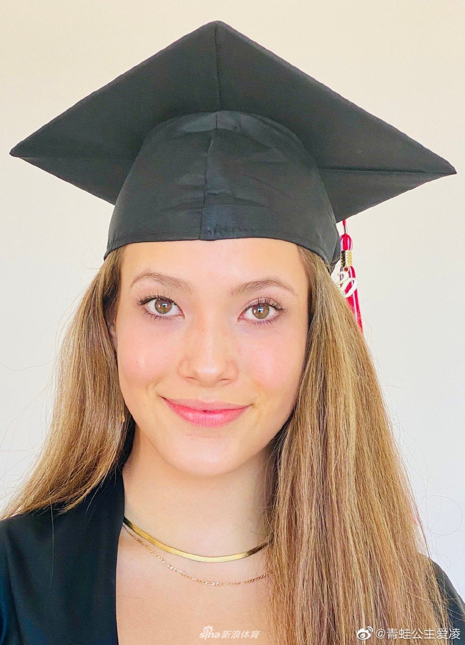谷爱凌高中提前毕业晒美照