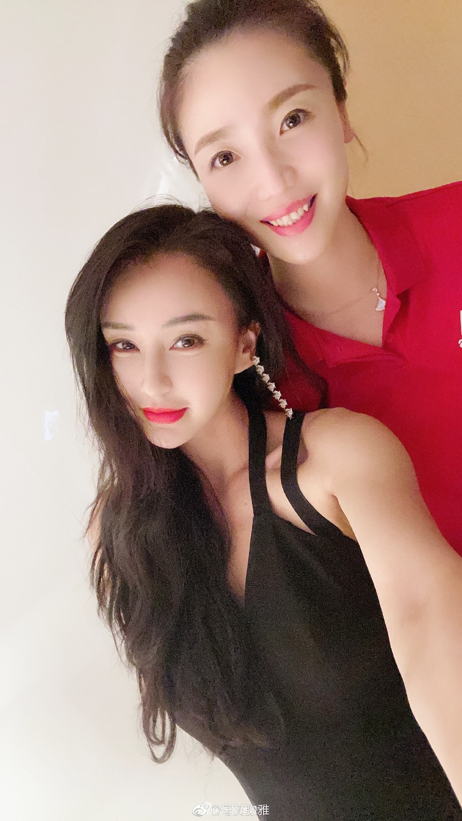 魏秋月与瑜伽教母母其弥雅同框