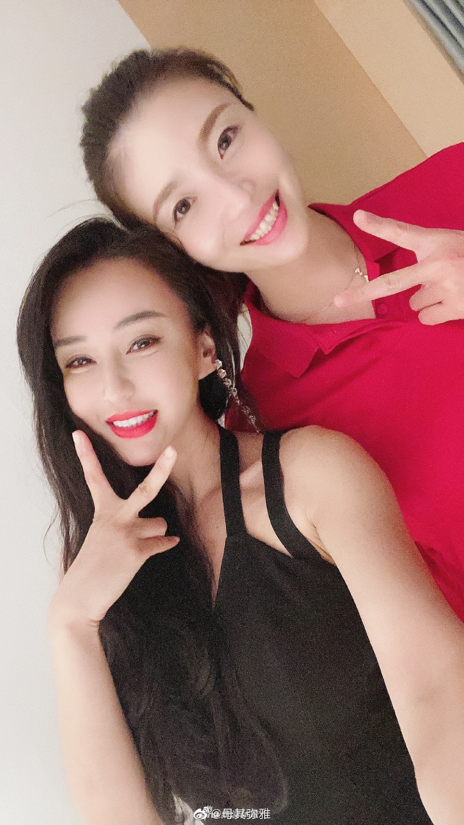 魏秋月与瑜伽教母母其弥雅同框