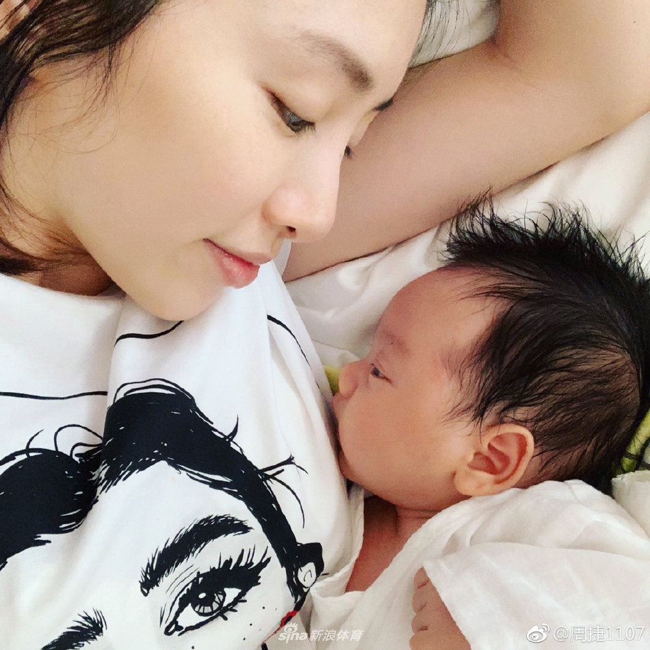邹凯周捷儿子满月照