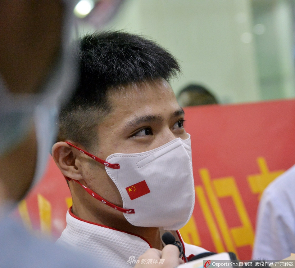 奥运冠军李发彬载誉返乡 女友现场迎接