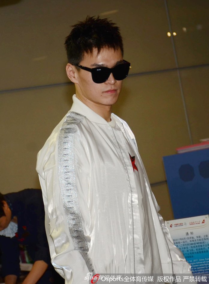 孙杨现身赶赴美国训练