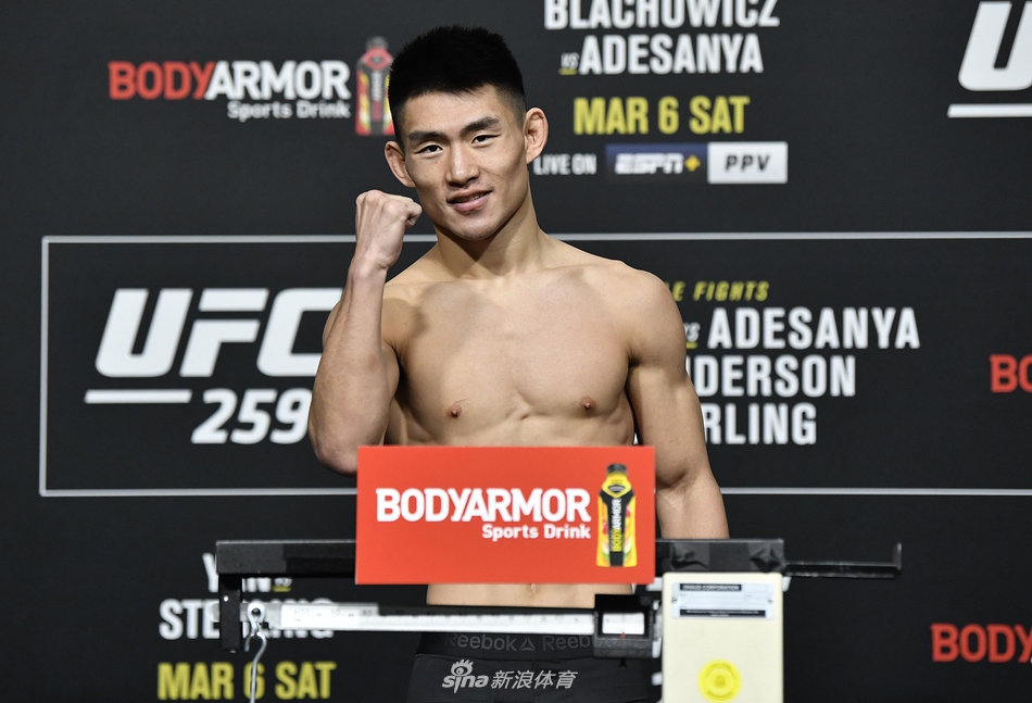 宋亚东亮相UFC259称重仪式