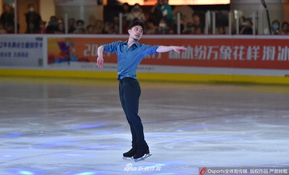 花滑名将闫涵亮相活动