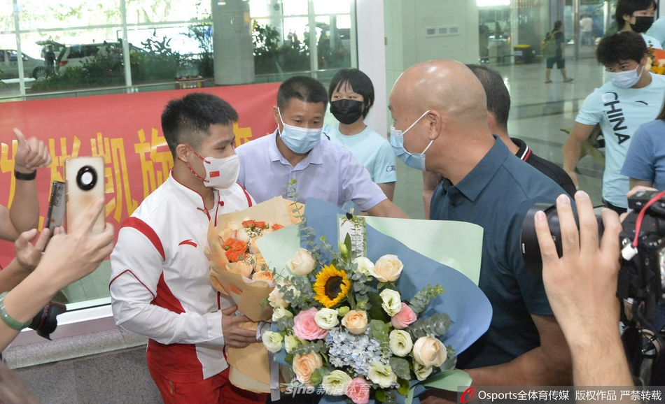 奥运冠军李发彬载誉返乡 女友现场迎接