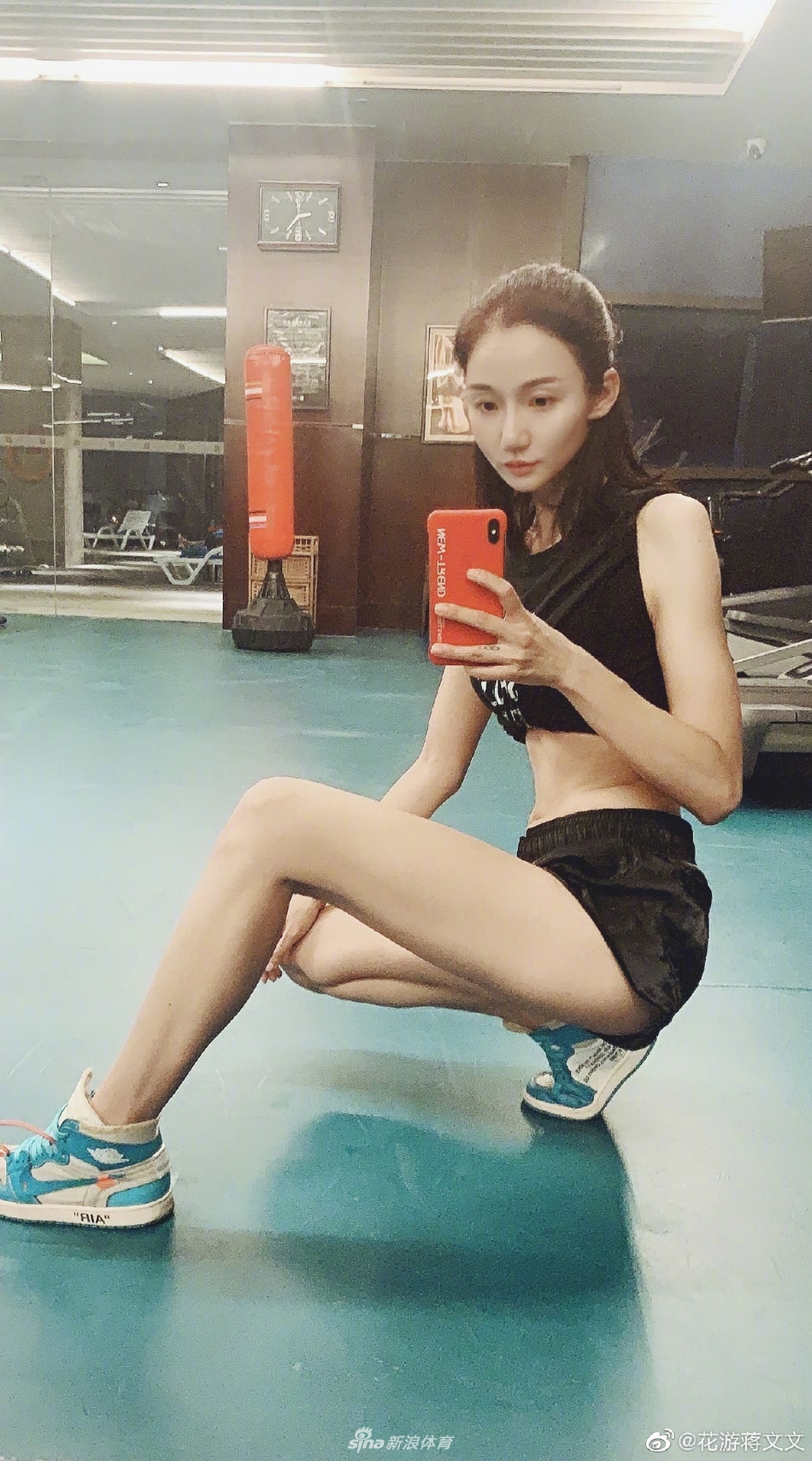 花游美女蒋文文健身照 腿部线条绝了