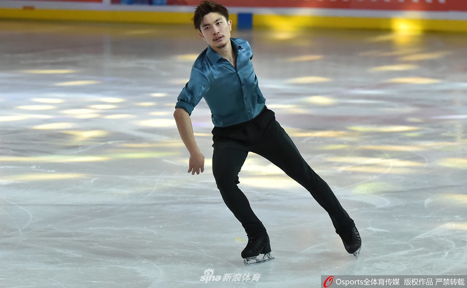 花滑名将闫涵亮相活动