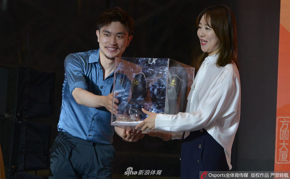 花滑名将闫涵亮相活动