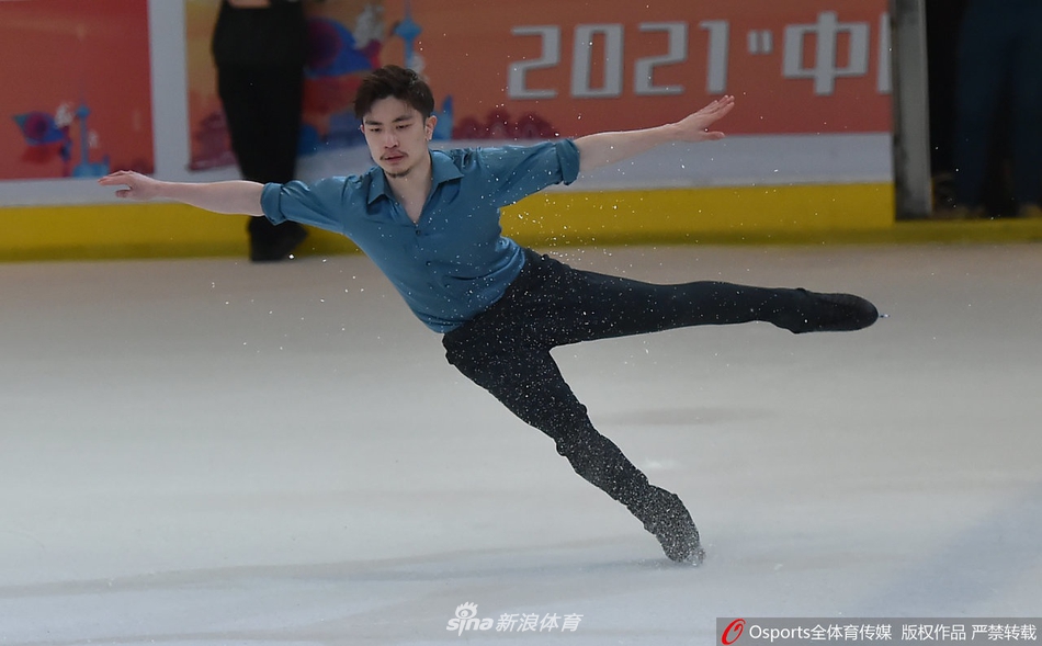 花滑名将闫涵亮相活动