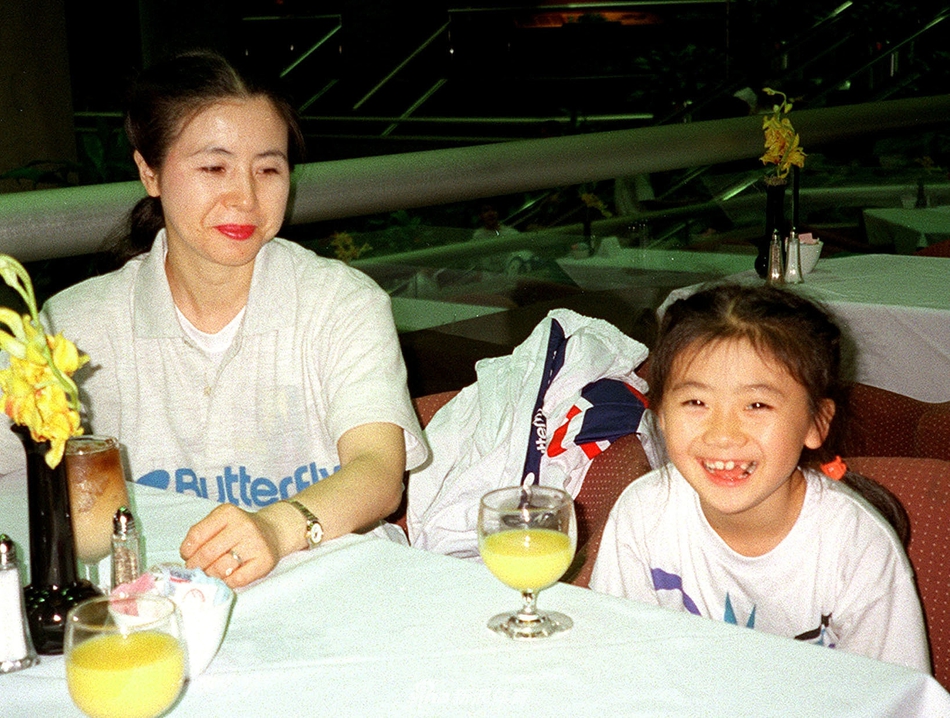 福原爱童年时与母亲合影