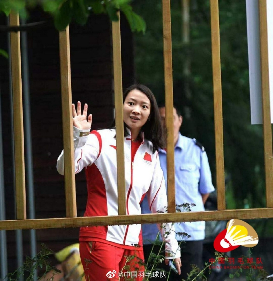 中国羽毛球队冒雨出征东京奥运会