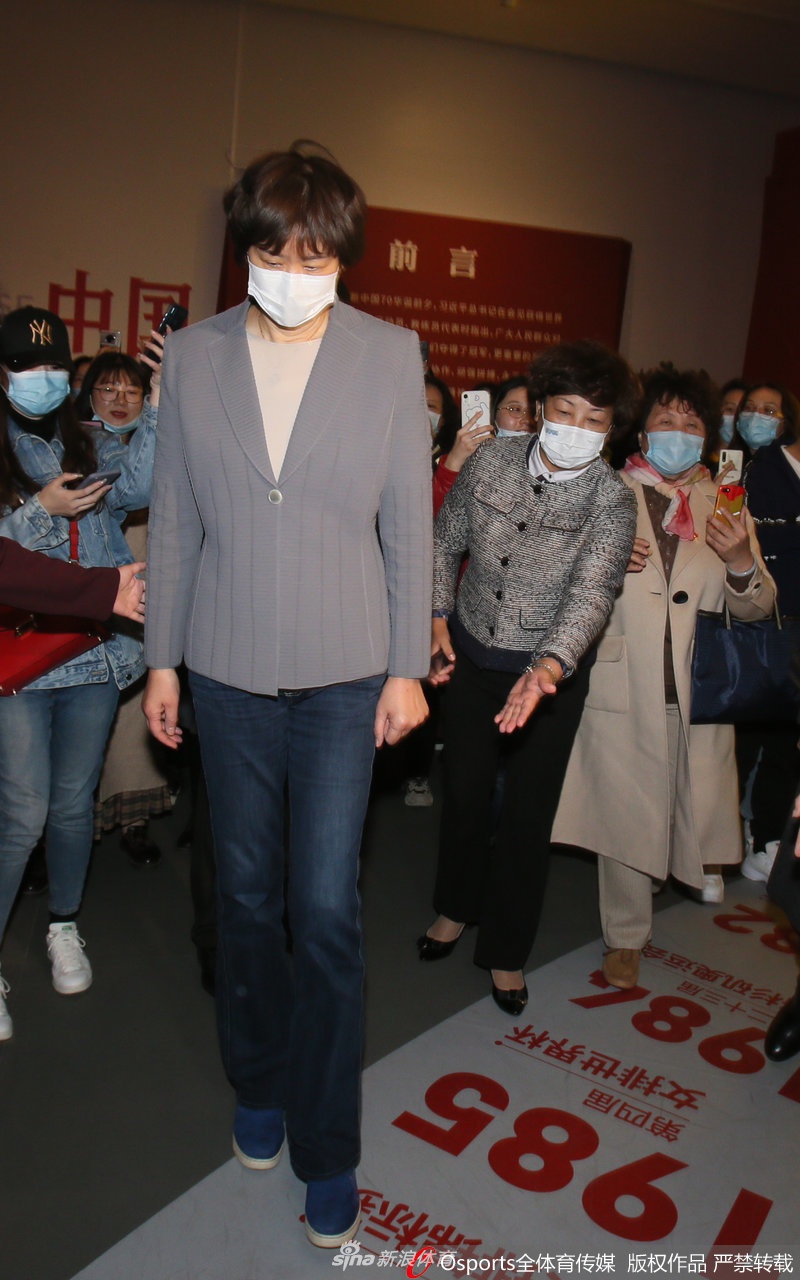 郎平参观《国家荣誉―中国女排精神展》