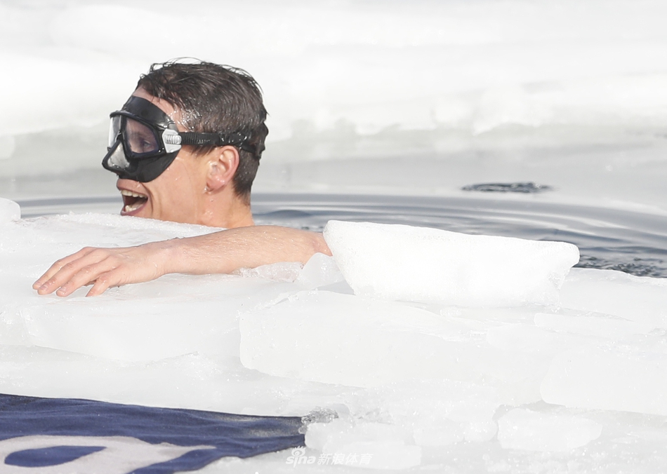 捷克男子打破冰下游泳世界纪录