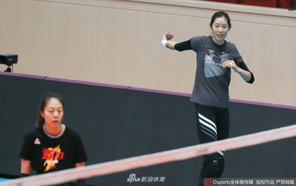 天津女排公开训练备战新赛季 朱婷扣杀