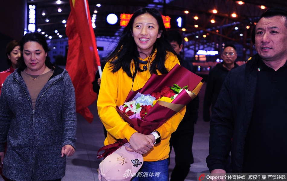 女排丁霞载誉回沈阳 球迷热情迎接