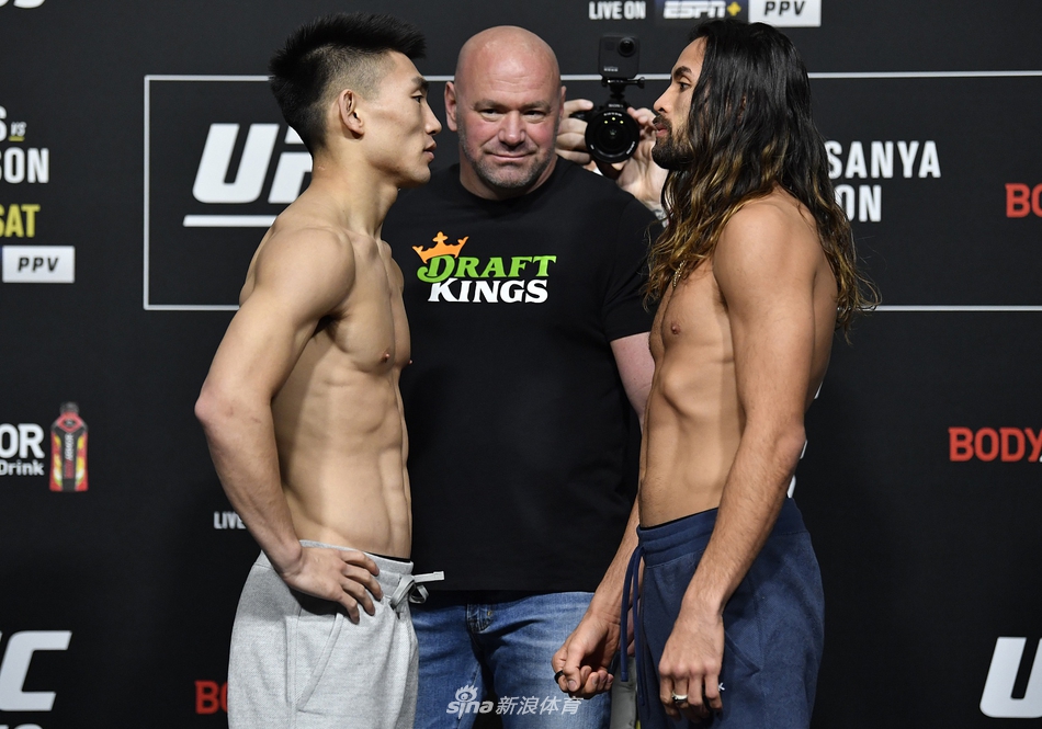 宋亚东亮相UFC259称重仪式