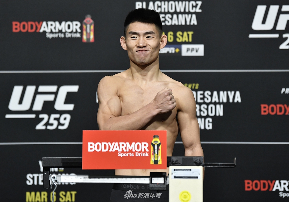 宋亚东亮相UFC259称重仪式