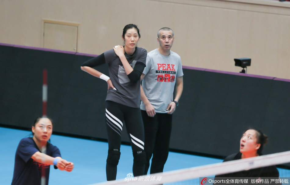 天津女排公开训练备战新赛季 朱婷扣杀