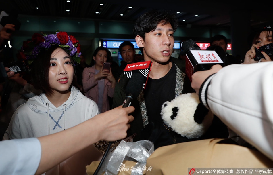中国花滑队回国 隋文静/韩聪受热捧