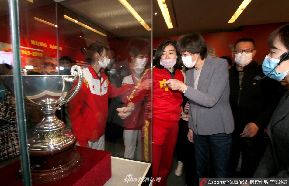 郎平参观《国家荣誉―中国女排精神展》