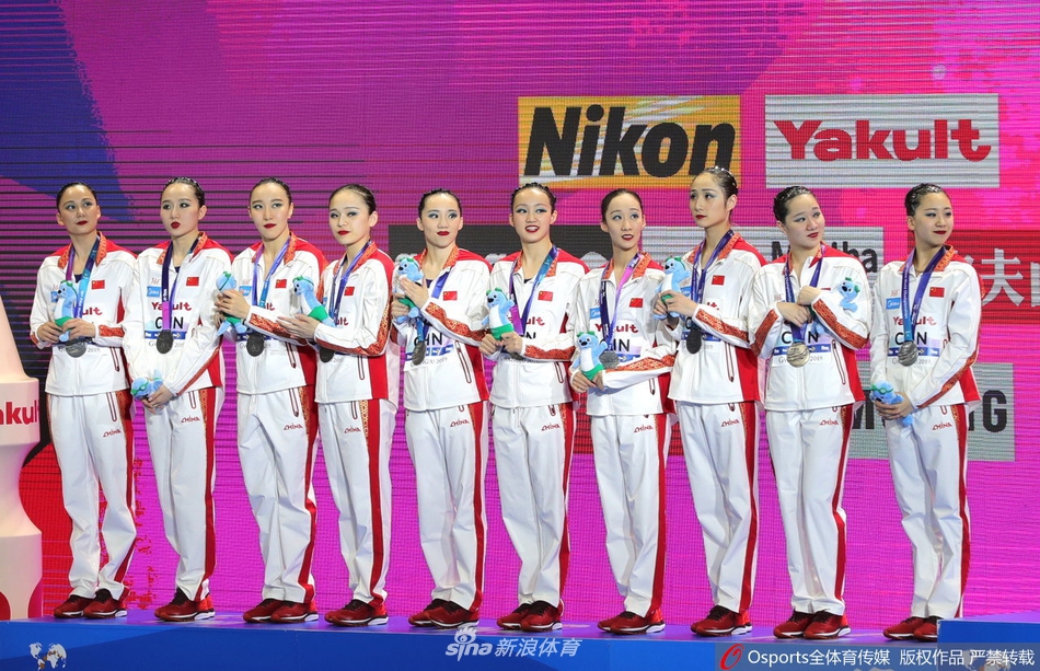 花样游泳集体自由自选  中国队完美演绎《怒海争锋》摘银