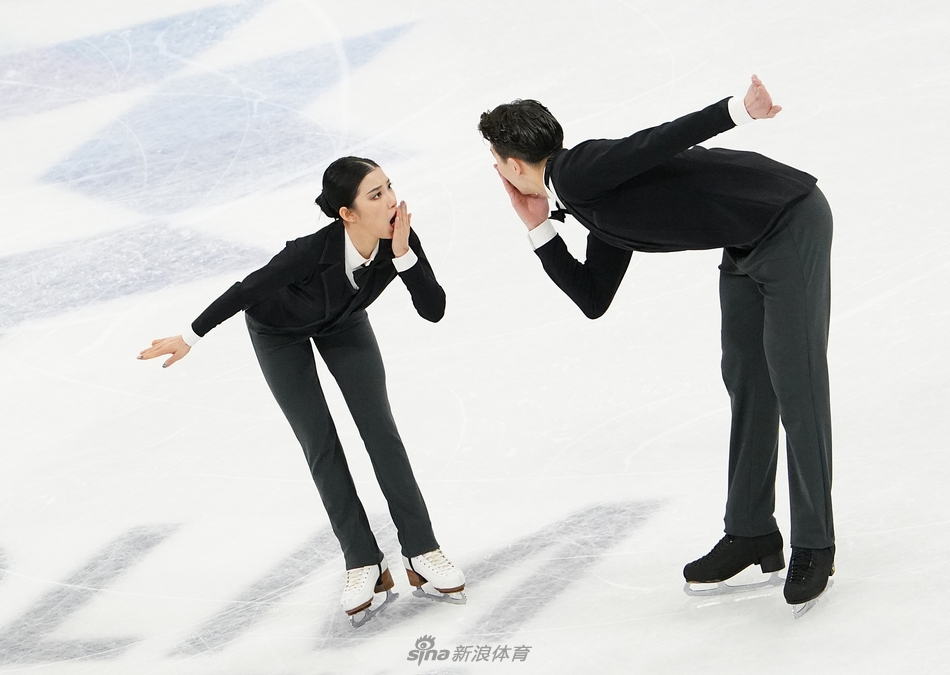 世锦赛王诗h/柳鑫宇演绎《卓别林》