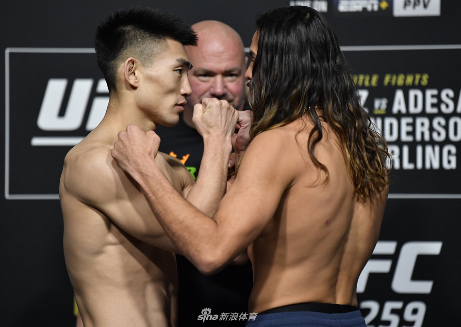 宋亚东亮相UFC259称重仪式