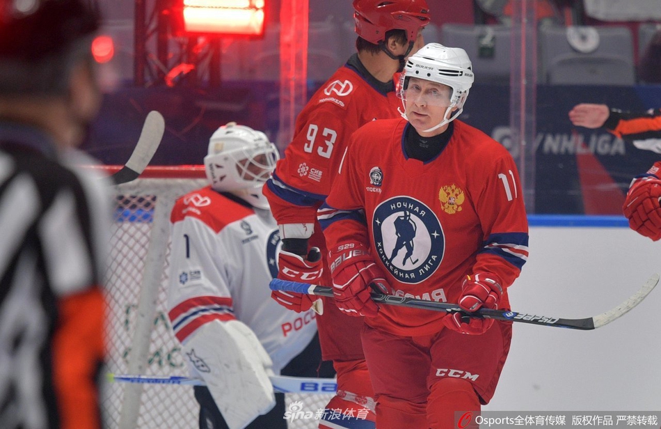 普京参加夜间冰球联赛 一人独进8球