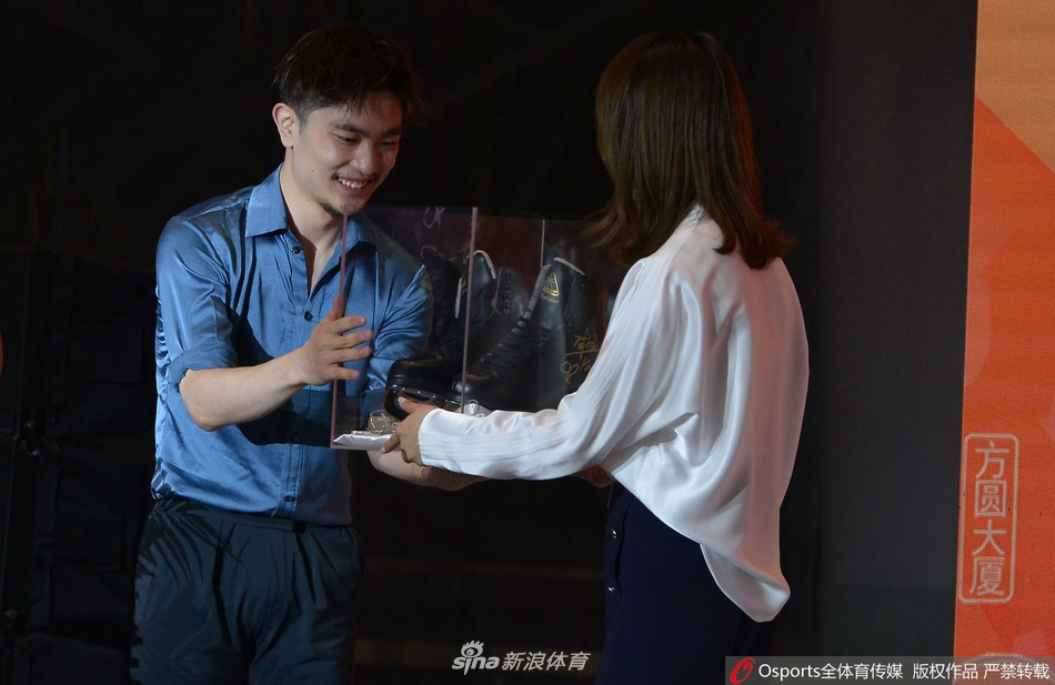 花滑名将闫涵亮相活动