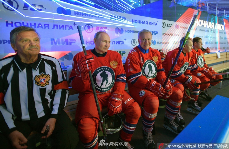 普京参加夜间冰球联赛 一人独进8球