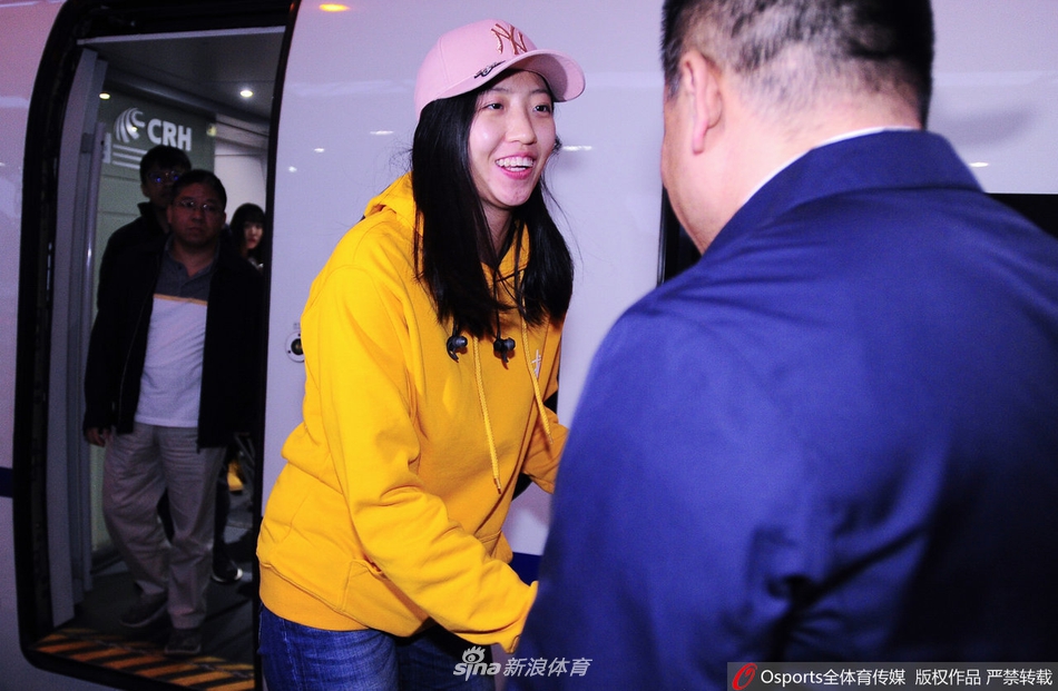 女排丁霞载誉回沈阳 球迷热情迎接