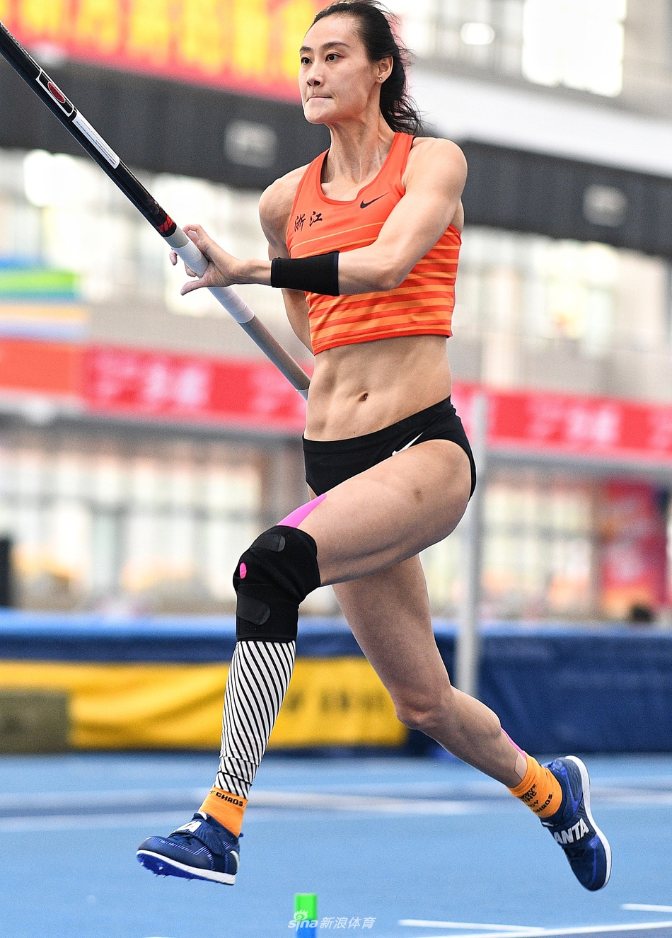 室内田径邀请赛 李玲撑杆跳高夺冠