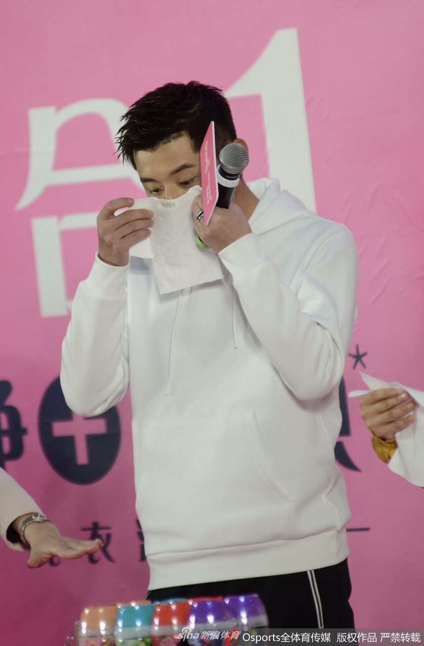 张继科出席路演活动 与球迷互动帅气十足